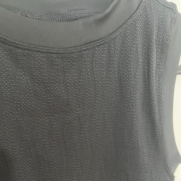 Black Cropped Workout Tank - Picture 3 of 4